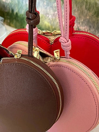 
                    
                      Bunte Herzform Lederhandtaschen mit Kordelgriffen
                    
                  