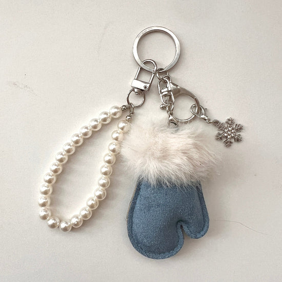 Anhänger-Bag-Charm-Fellhandschuh-hellblau-Schneekristall
