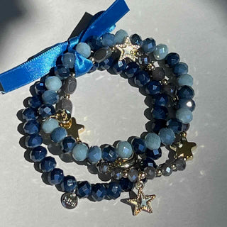 
                    
                      Armband dreifach Blau gold Perlen Charms Sterne.1
                    
                  