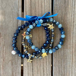 
                    
                      Armband dreifach Blau gold Perlen Charms Sterne
                    
                  