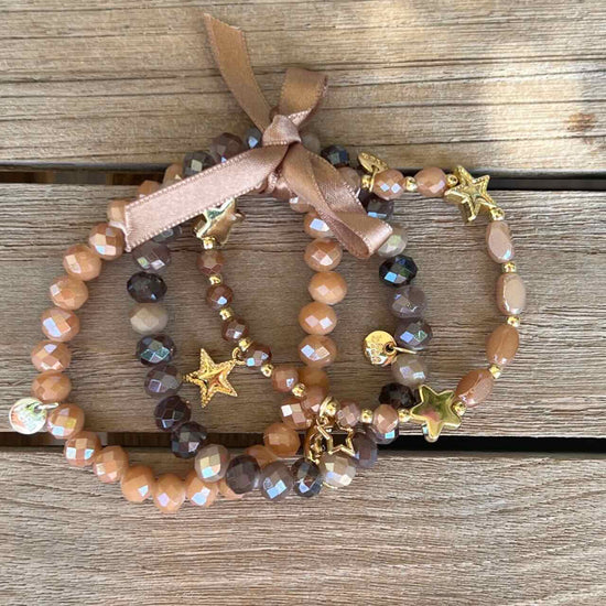 Armband dreifach beige braun gold Perlen Charms Sterne. f024e6ef 8f52 431e ae59 525b15aece5f