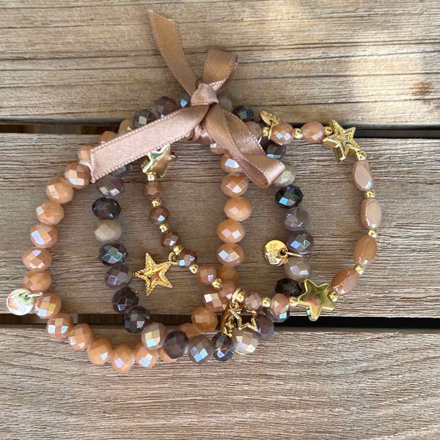 Armband dreifach beige braun gold Perlen Charms Sterne. f024e6ef 8f52 431e ae59 525b15aece5f
