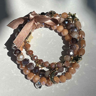 
                    
                      Armband dreifach braun gold Perlen Charms Sterne
                    
                  
