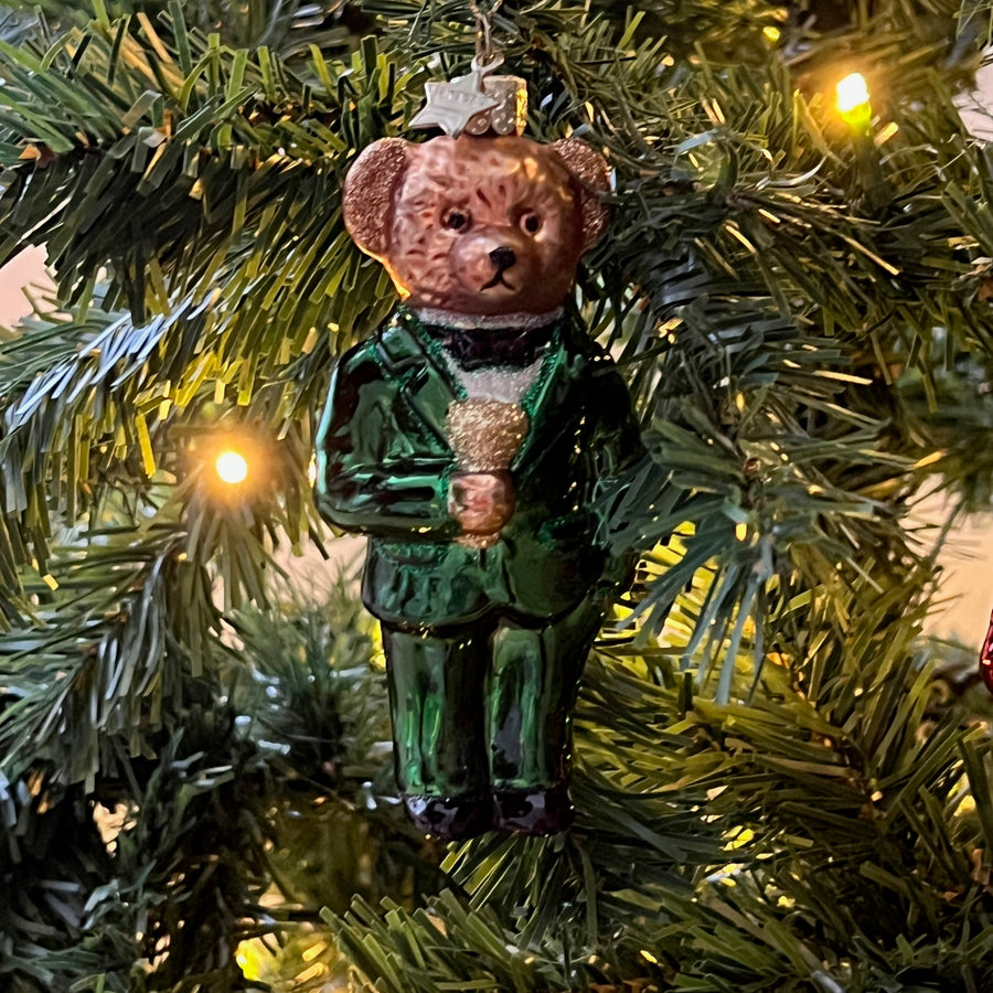 Detailaufnahme des Weihnachtsornaments Bär in Smoking grün