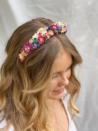 
                    
                      Blumenhaarreif Stoff Samt Steinchen pink Modell
                    
                  