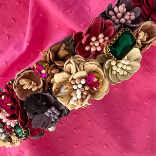 
                    
                      edler Blumen Haarreifen in pink by Vivi
                    
                  