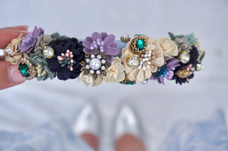 
                    
                      Blumenhaarreif Stoff Samt Steinchen
                    
                  