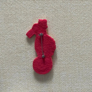 
                    
                      Felt Brosche mit tropischem Palmenmotiv
                    
                  