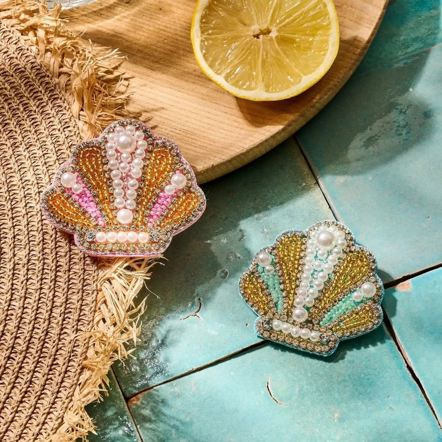 Bunte Bead-Broschen in Form von Palmen, Muscheln, Meerestieren