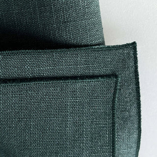 
                    
                      Nahaufnahme der dunkelgrünen Leinen-Serviette mit feiner Webstruktur
                    
                  