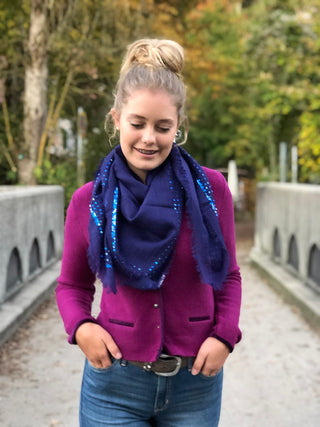 
                    
                      dunkelblaues Wolltuch mit Pailletten bestickt
                    
                  