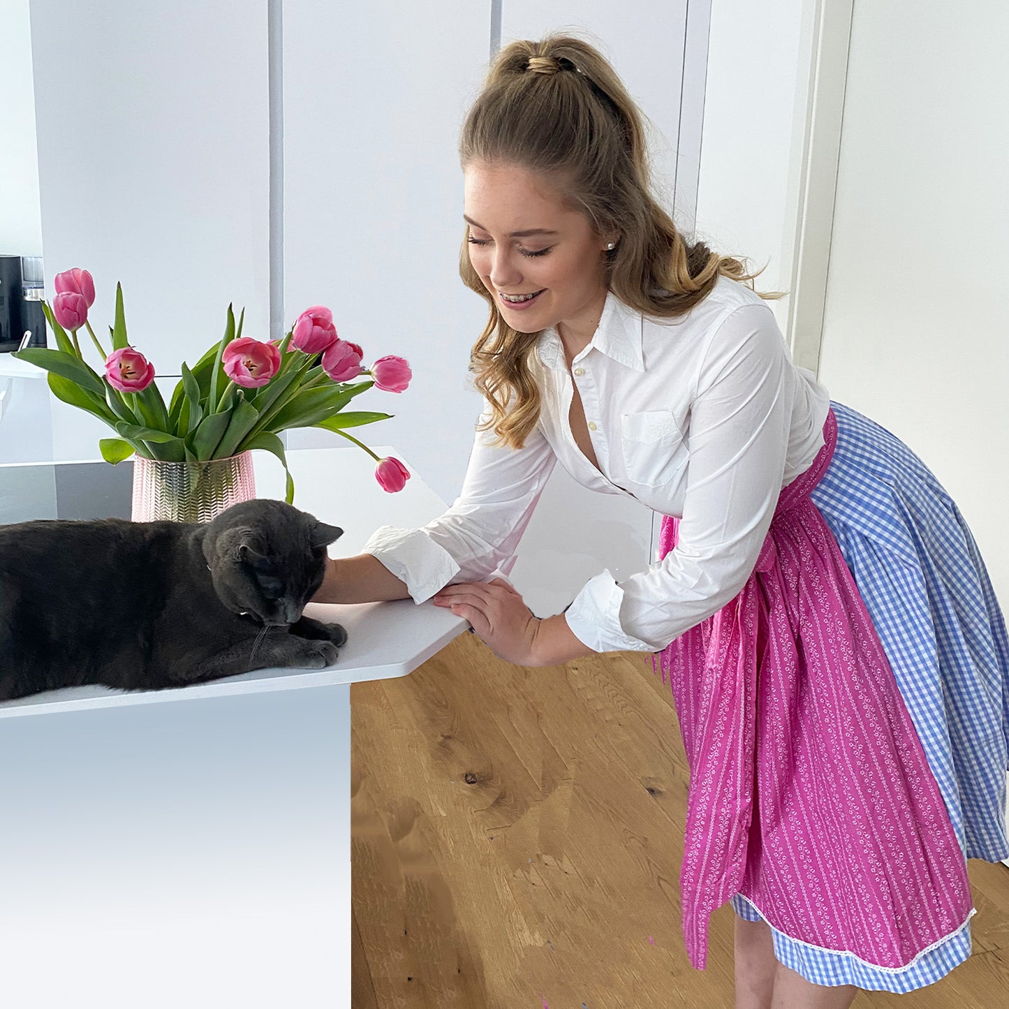 Damen Dirndl ohne Mieder in rosa mit T-Shirt und pinkfarbener Schürze