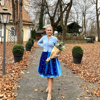 
                    
                      Damendirndl Trachtenrock Tupfen hellblau Samt Seide bestickt blau Janker
                    
                  