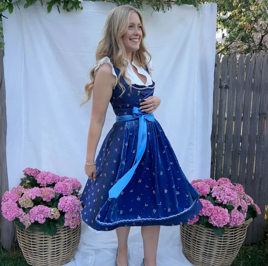 Damendirndl hellblau Samt Seide bestickt blau Shirt Hirsch.