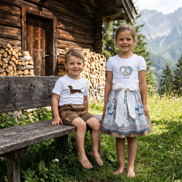 Dirndl-Maedchen-hellblau-braun-Buben Shirt Brezel