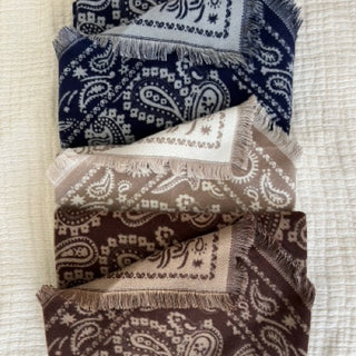 
                    
                      Dreicks-Wolltuch-Paisley Bandana 
                    
                  