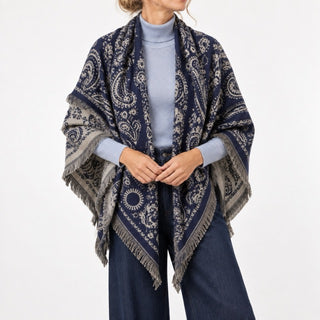 
                    
                      Dreiecks Wolltuch Paisly dunkelblau beige Modell
                    
                  