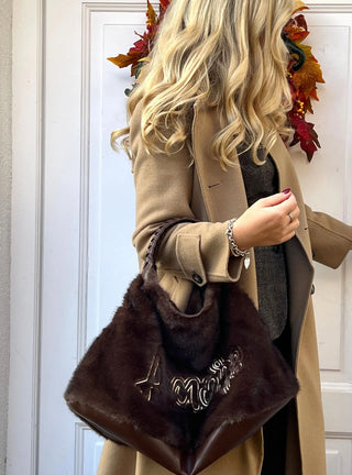 
                    
                      Fake Fur tasche schokoraun Shopper Amore
                    
                  
