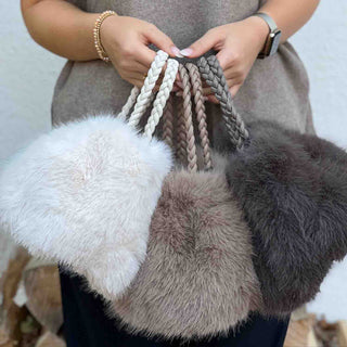 
                    
                      Fake Fur Bucket Bag Cozy wollweiß Märchenwerkstatt
                    
                  