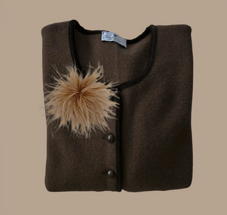 
                    
                      Feder-Brosche-beige
                    
                  