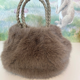 
                    
                      Fake Fur Bucket Bag dunkelolive Märchenwerkstatt
                    
                  
