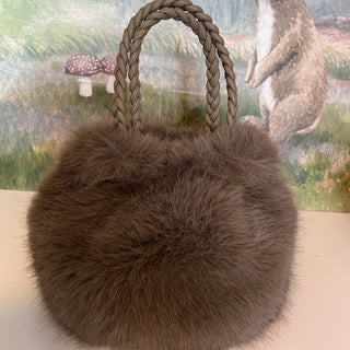 
                    
                      Fake Fur Bucket Bag dunkelolive Märchenwerkstatt
                    
                  