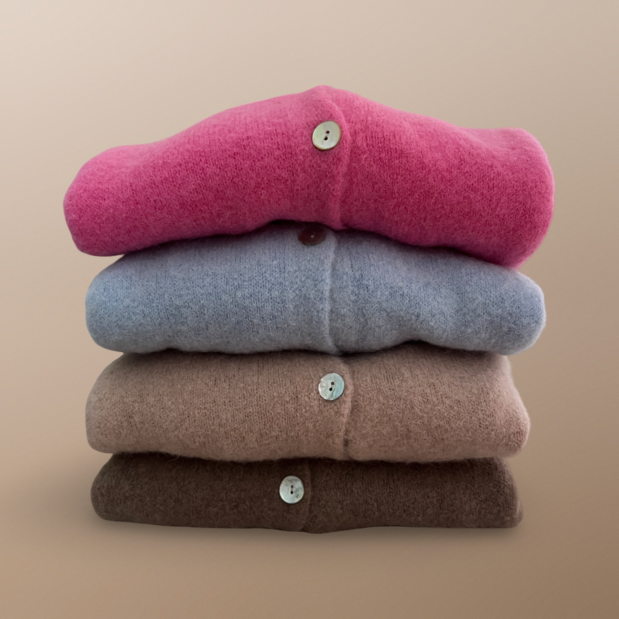 Verschiedene gefaltete Alpaka Strickjacken in Pink, Grau, Beige und Braun, weiche Wollqualität, Damenmode