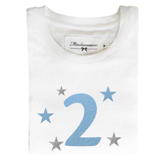 Geburtstags T-Shirt mit der Zahl 2 in hellblau und silbernen Sternen. Ein wunderbares Geschenk für kleine Jungs zum 2. Geburtstag.
