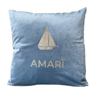 
                    
                      Samtkissen Personalisierbar Sommer mit Segelboot-Design in Blau, personalisierte Geschenkidee
                    
                  