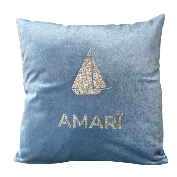 Samtkissen Personalisierbar Sommer mit Segelboot-Design in Blau, personalisierte Geschenkidee