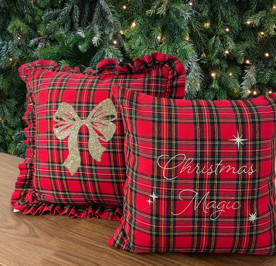 Weihnachtskissen mit Rüsche rot kariert Flanell mit goldener Schleife