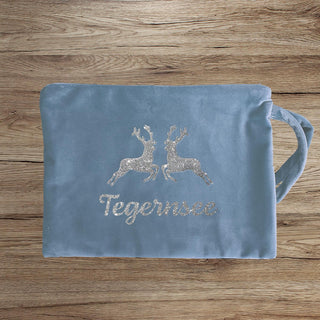 
                    
                      Kosmetiktasche hellblau silber Hirsche Tegernsee
                    
                  