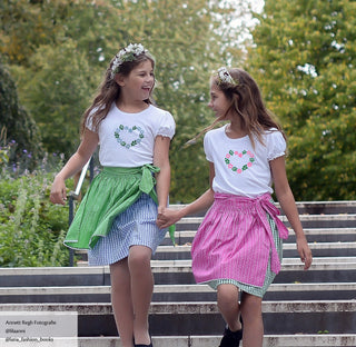 
                    
                      Maedchendirndl Partnerlook hellblau rosa gruen
                    
                  