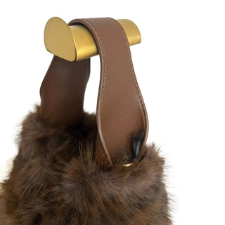
                    
                      Nahaufnahme der Fellstruktur und goldener Kette der Leo Muster Fake Fur Handtasche
                    
                  