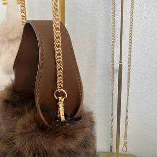 
                    
                      Detailaufnahme der Leo Muster Fake Fur Handtasche mit goldener Kette und Fellbesatz
                    
                  