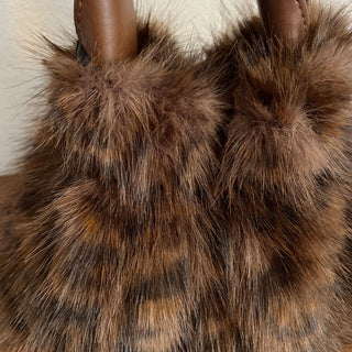 
                    
                      Seitenansicht der Leo Muster Fake Fur Handtasche mit Kunstledergriff und Fellbesatz
                    
                  