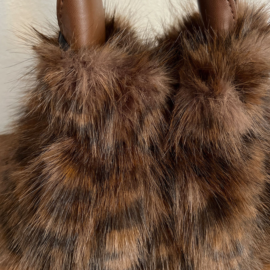 Seitenansicht der Leo Muster Fake Fur Handtasche mit Kunstledergriff und Fellbesatz