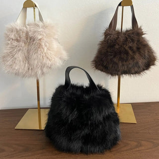 
                    
                      Fellhandtasche aus Fake Fur, schwarz, mit Handtragern
                    
                  