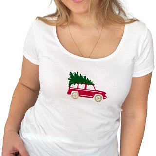 
                    
                      Mittel_Damen-Shirt-Christmas-Auto-Jeep-Tannenbaum-rot-gold.3
                    
                  