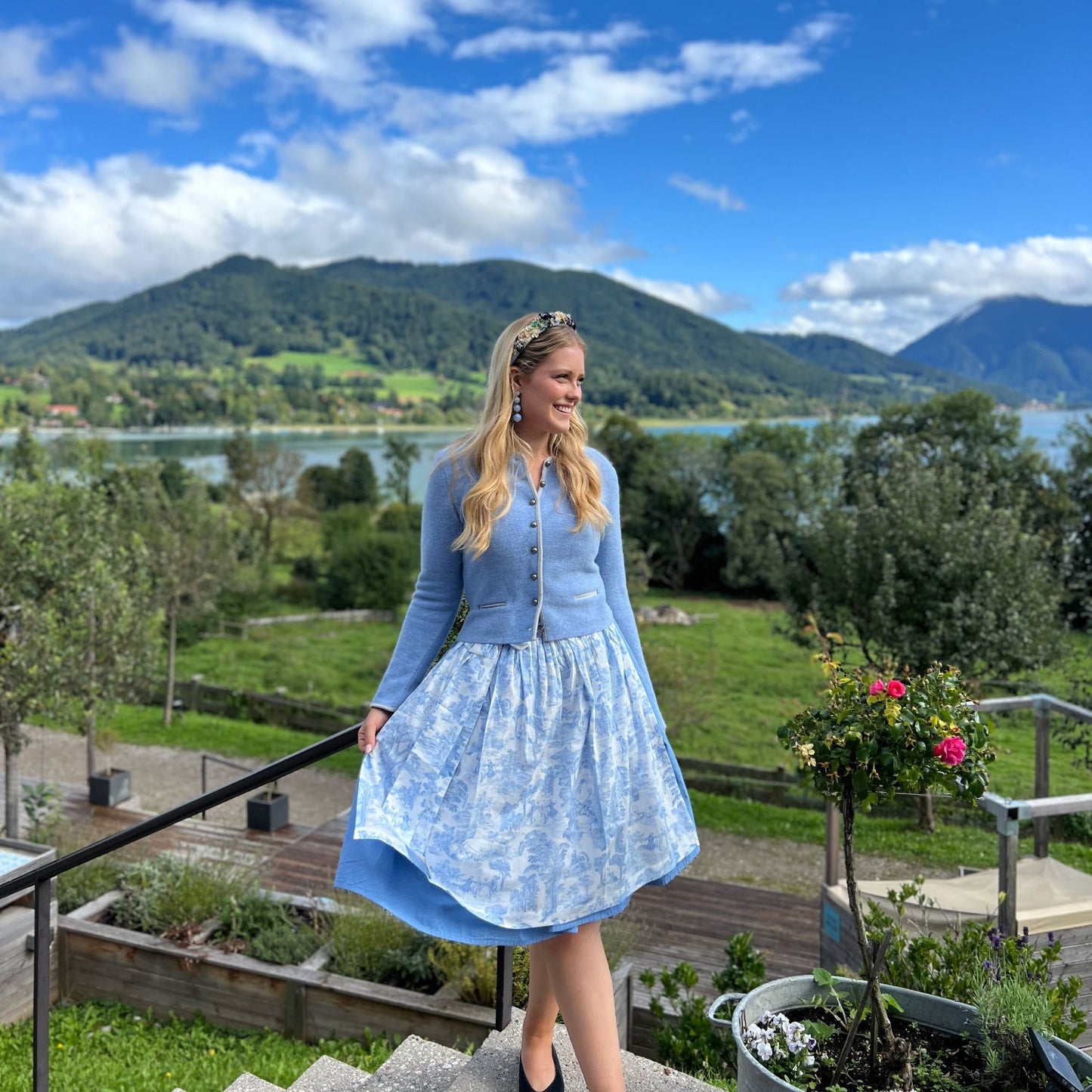 Damen Dirndl Bergwiese himmelblau Märchenwerkstatt Damen Dirndl ohne Mieder mit T-Shirt , Rock &amp; Schürze