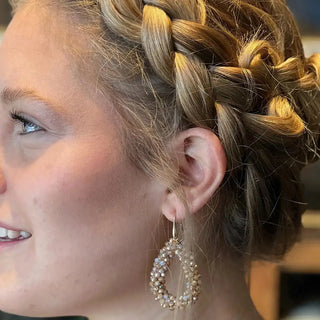 
                    
                      frau trägt rosa Statement Ohrringe mit Kristallperlen, Damen Accessoires
                    
                  