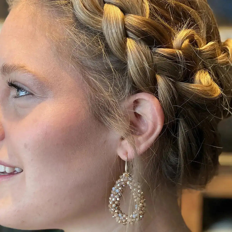 frau trägt rosa Statement Ohrringe mit Kristallperlen, Damen Accessoires