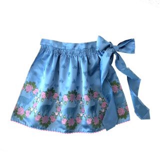 
                    
                      Kinder Dirndlschuerze Seide hellblau rosa
                    
                  