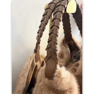 
                    
                      Shopper Tasche Fake Fur camel detail
                    
                  