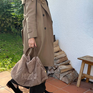
                    
                      Fellhandtasche 'Amore' in Camel mit Tragegriff
                    
                  
