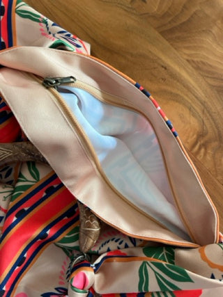 
                    
                      Strand Shopper Tasche mit stylischen Holzgriff aus Satin 
                    
                  
