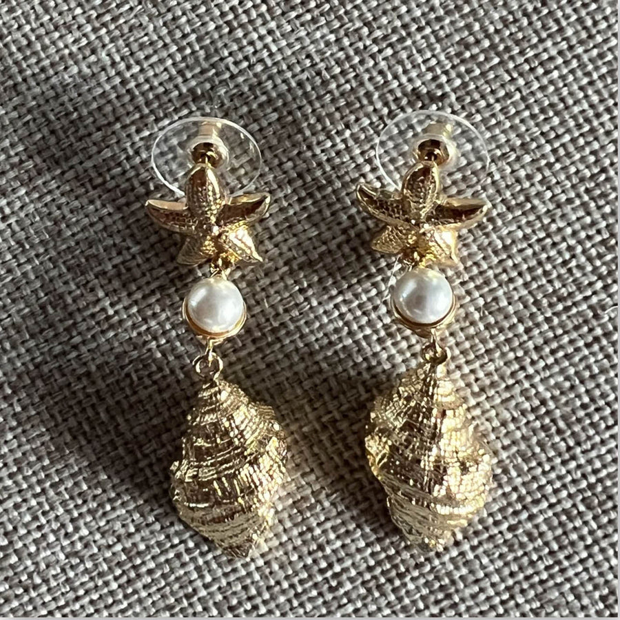Goldene Statement Ohrringe mit Muschel und Perle