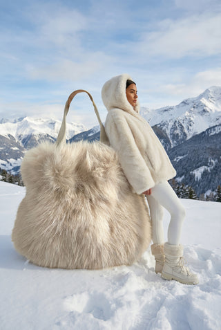 
                    
                      Tasche Fakefur weiss. KI
                    
                  