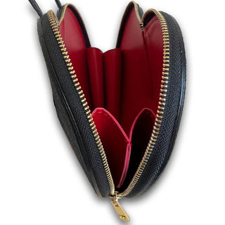
                    
                      Innenansicht der Herzl Tasche Velourleder dunkelblau mit roten Fächern, goldene Reißverschlüsse, Damenhandtasche
                    
                  