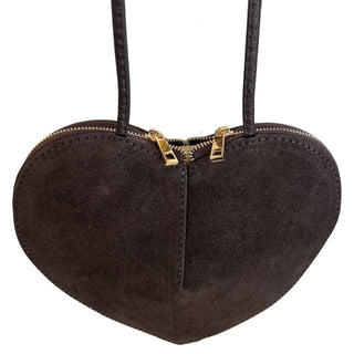 
                    
                      Innenansicht der Herztasche aus Velourleder mit rotem Futter und Reißverschluss
                    
                  